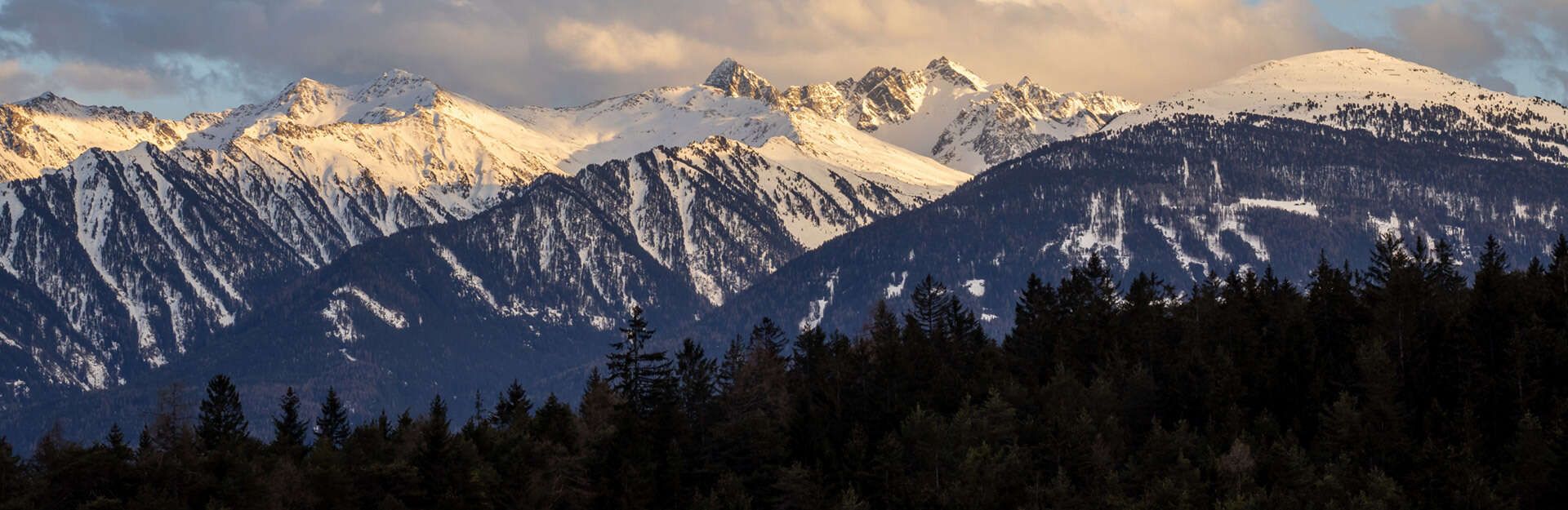 Gurgltal mit Berge im Winter