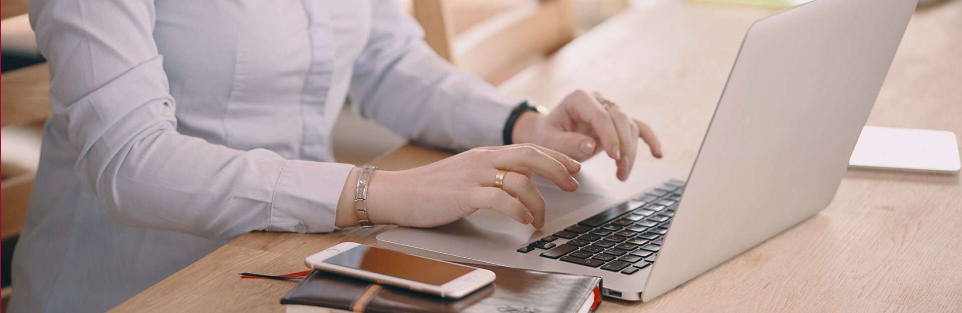 Frau am Laptop, die etwas tippt - als Symbol für die Anfrage